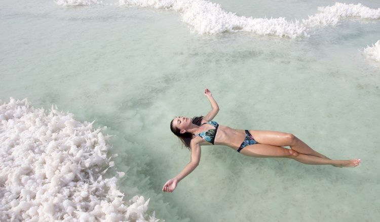 Девушка купается в мертвом море